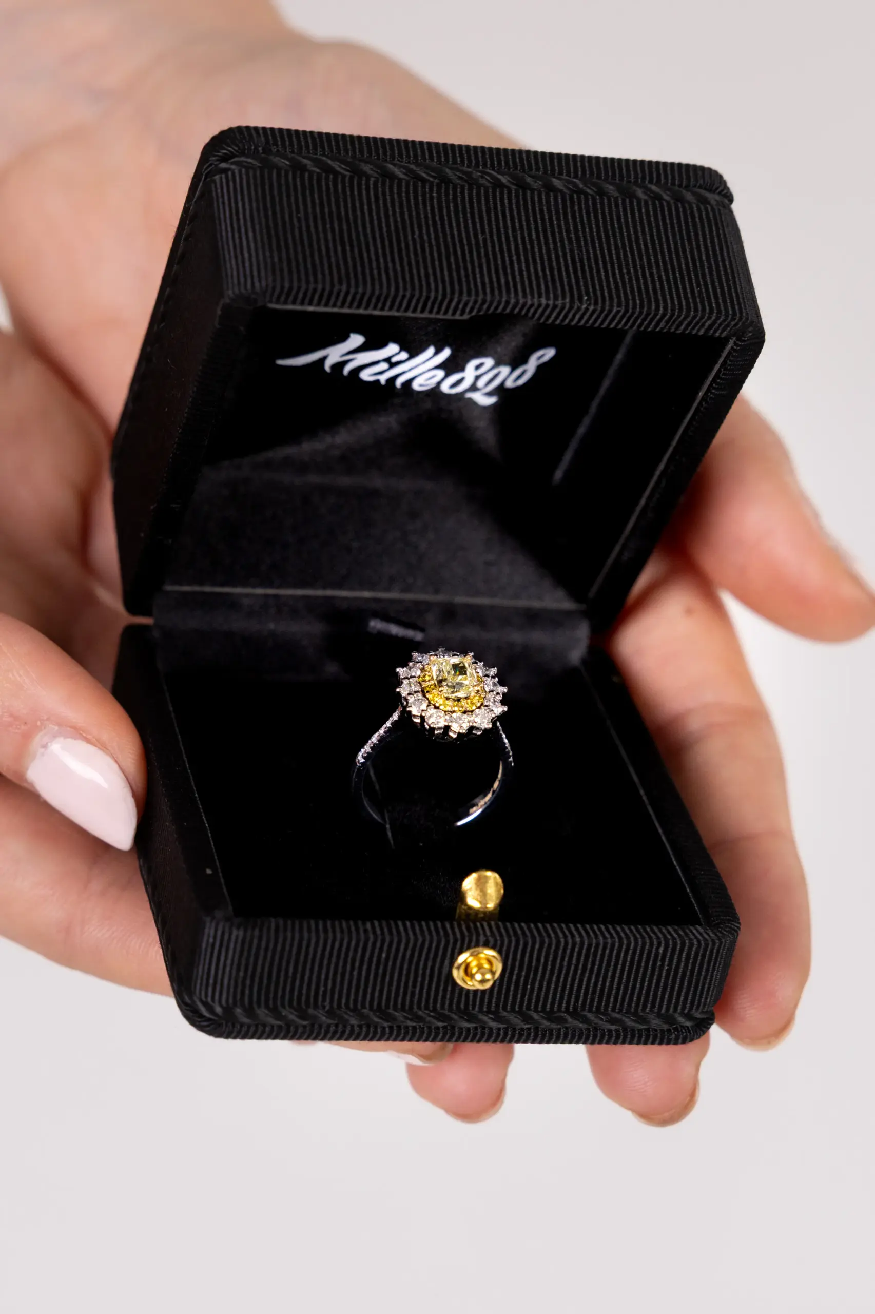 Anello artigianale con diamante giallo e contorno di diamanti presentato in astuccio Millefiori