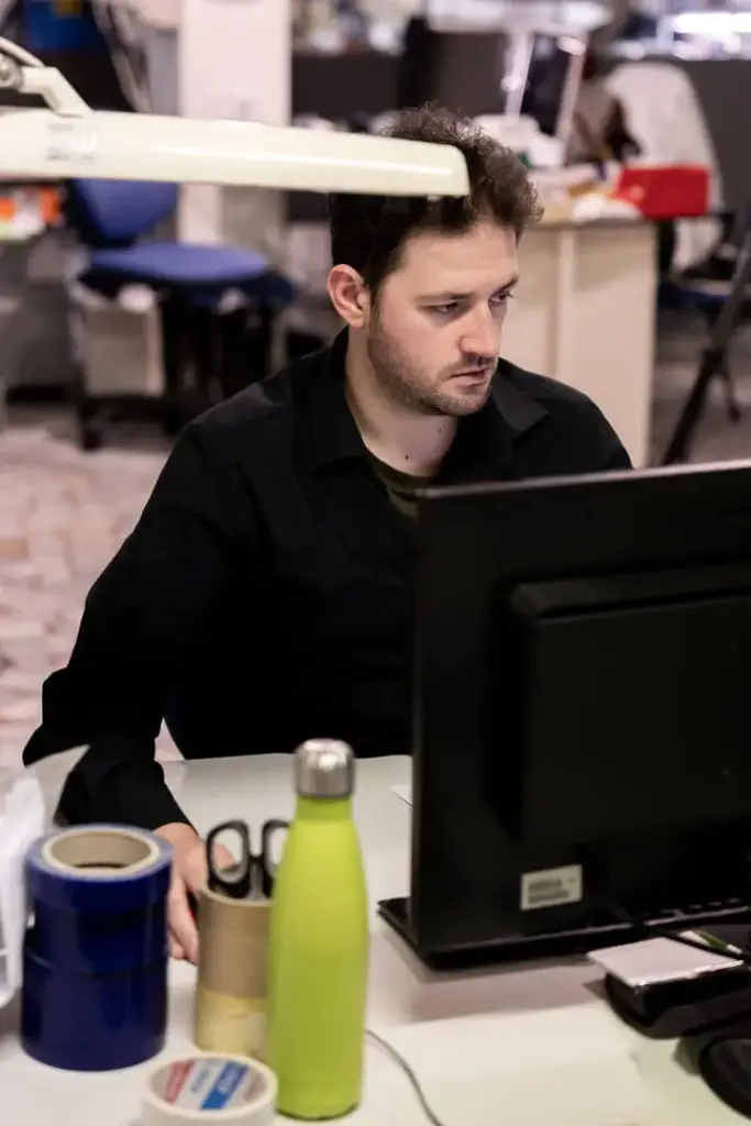 Artigiano concentrato al computer