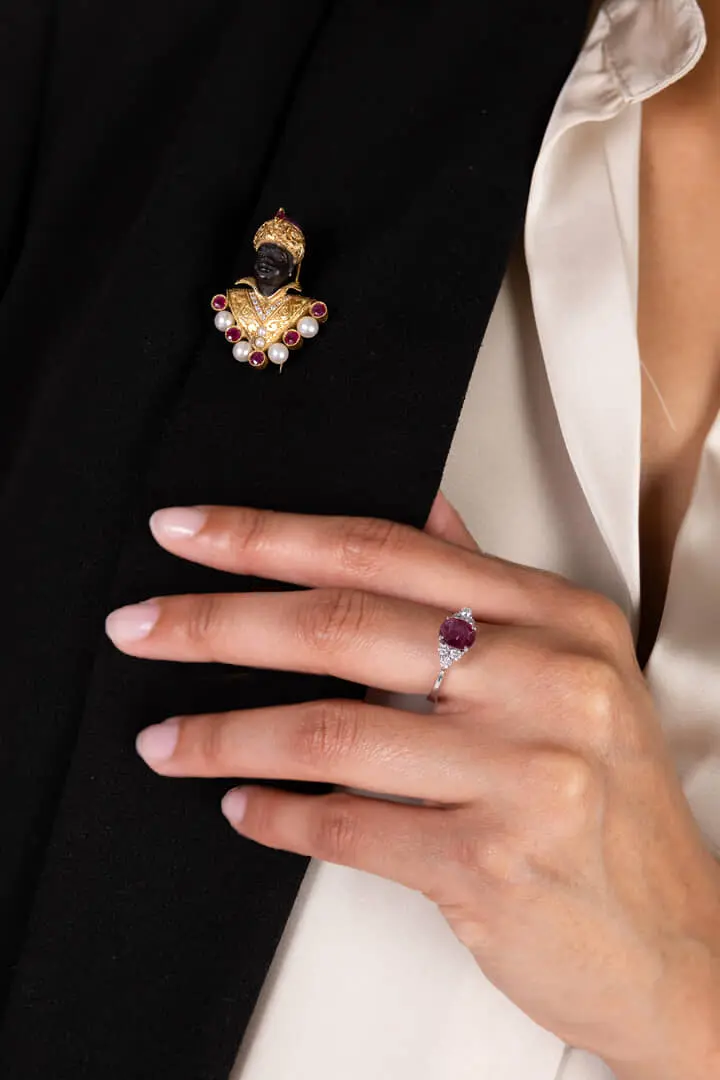 Gioiello elegante su fondo nero