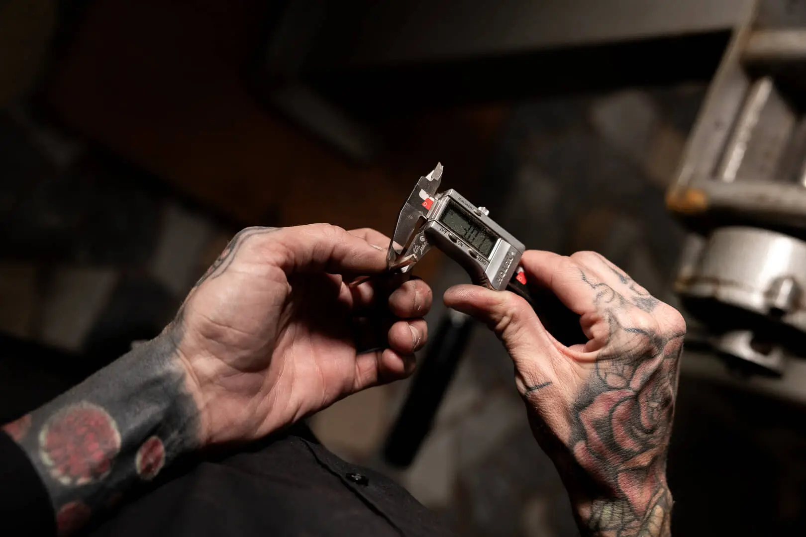 Mani orafo con calibri di precisione