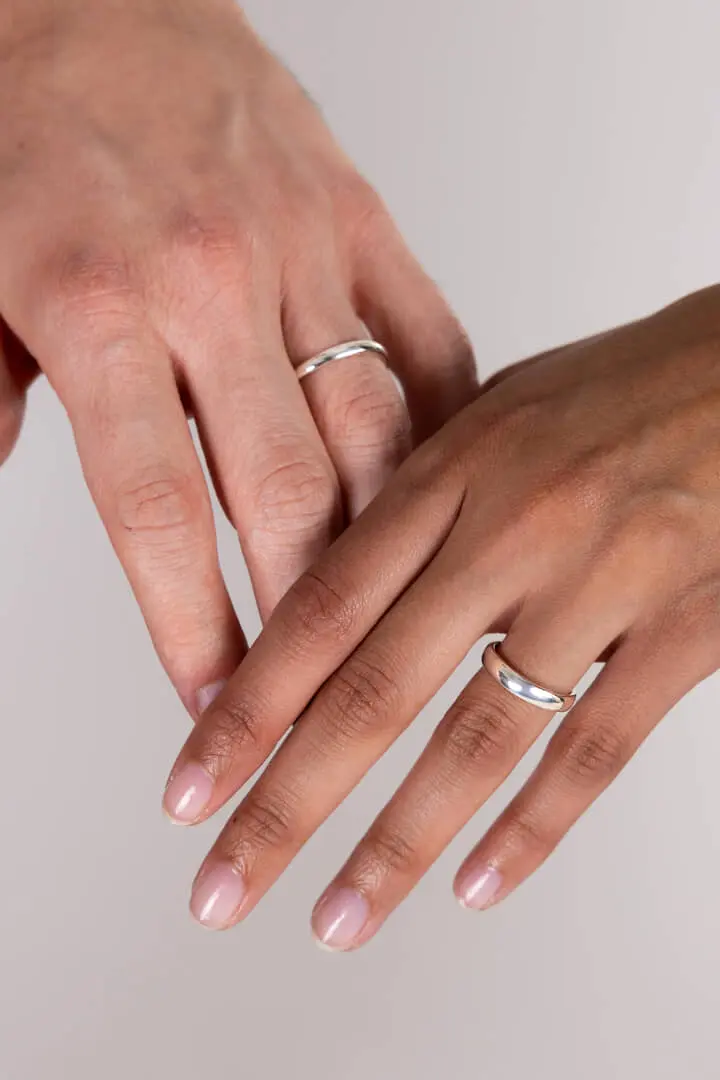 Mani unite con fedi nuziali